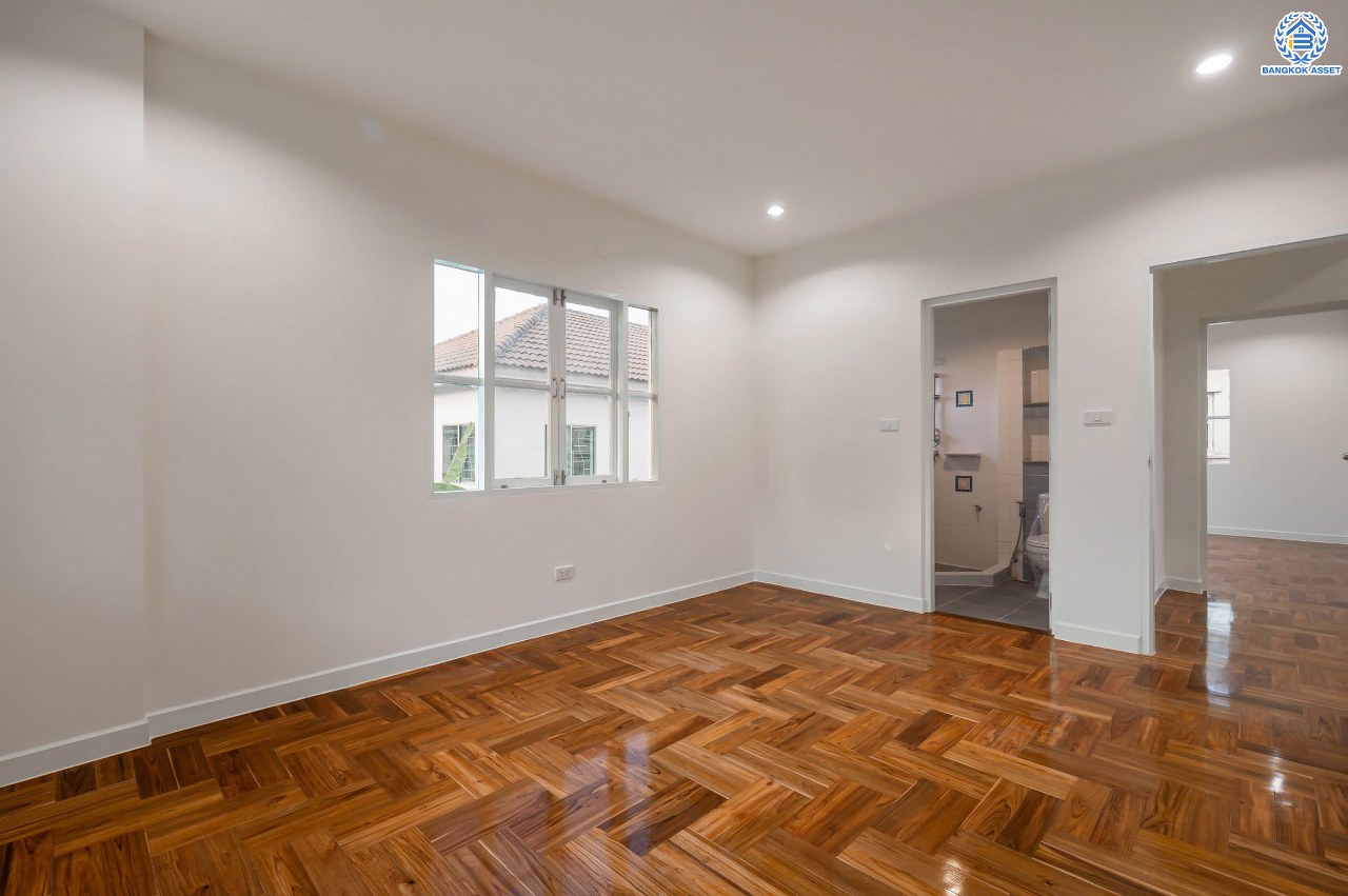 บ้านตกแต่งใหม่ โครงการ มัณฑนา  วัดพระเงิน ตกแต่งหรูหราดีไซน์สุด Classic เนื้อที่ 85.6 ตร.ว ฟังก์ชันจัดเต็ม 3 ห้องนอน 4 ห้องน้ำ 1 ห้องแม่บ้าน จอดรถได้ถึง 2 คัน เชื่อมต่อถนนกาญจนาฯ ใกล้รถไฟฟ้าสายสีม่วง "สถานีสามแยกบางใหญ่" และทางด่วน "ศรีรัช" รายล้อมด้วยสิ่งอำนวยความสะดวกมากมาย